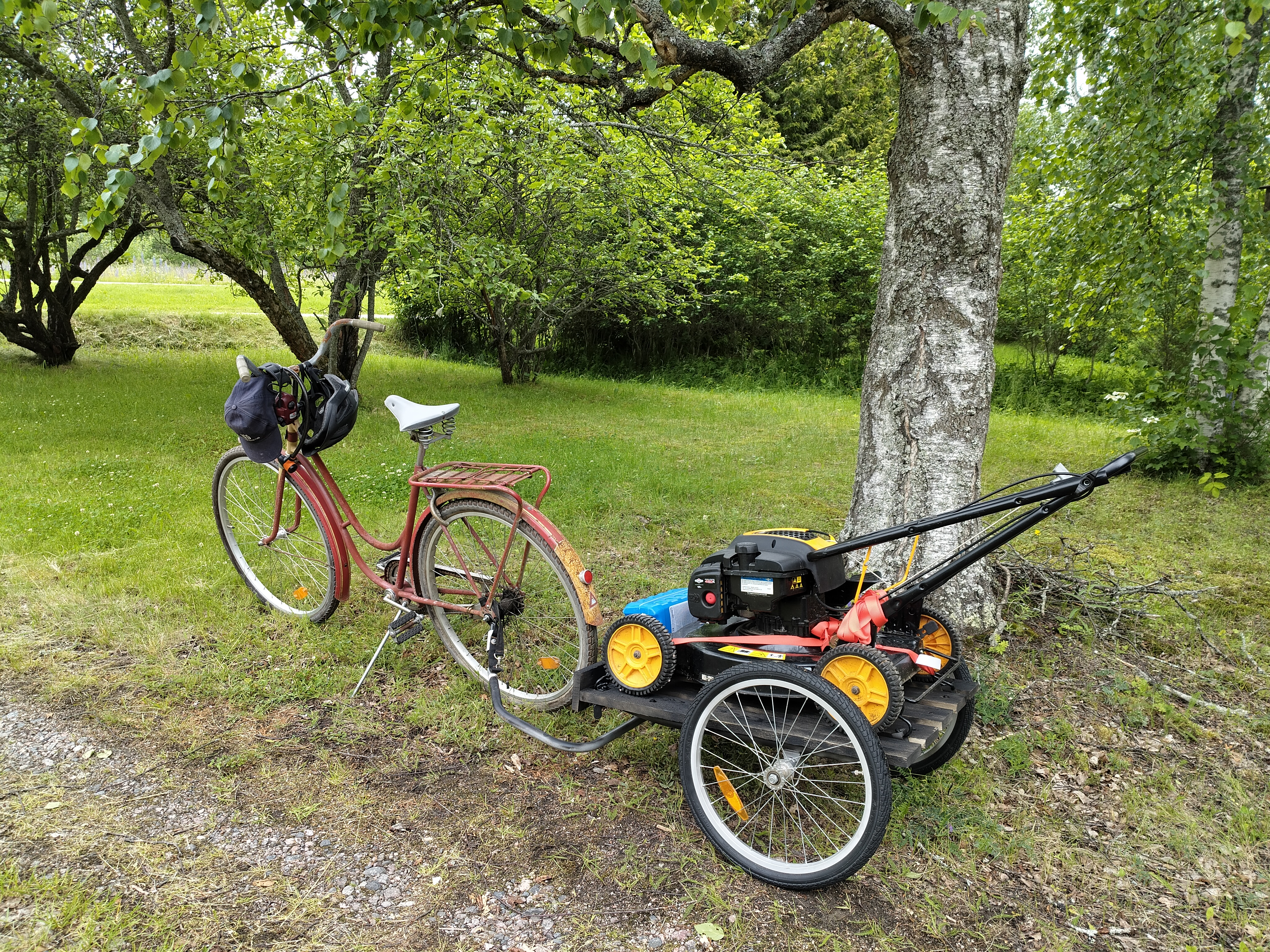 Fillari peräkärry ja ruohonleikkuri