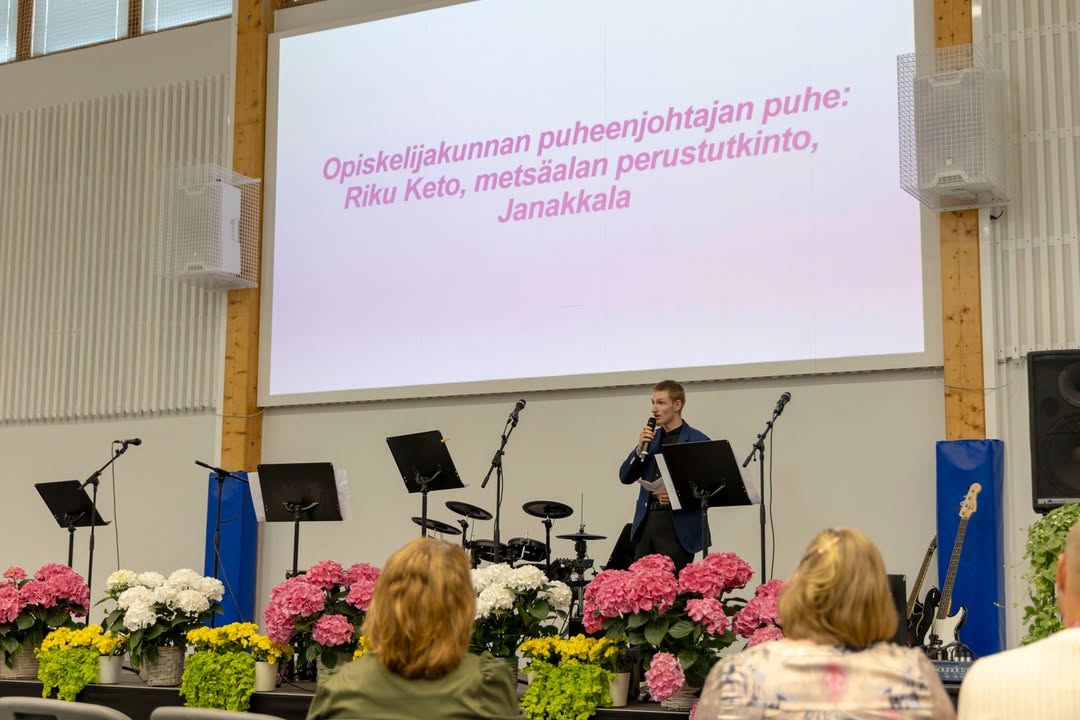 Esiintyminen kevätjuhlassa